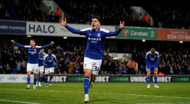 Marcelino Núñez anotó doblete en victoria del Ipswich sobre Leicester