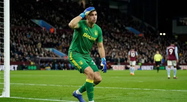 Chelsea eye Martinez as goalkeeper after Sanchez howler
