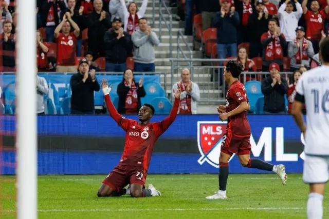 Toronto y Chicago empatan 4-4 en un partido de ocho goles
