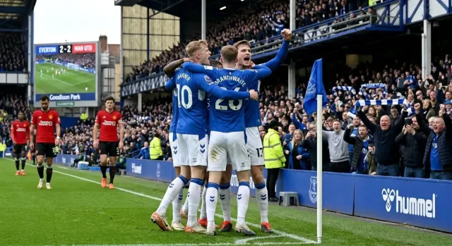 Everton empata 2-2 con el United en el minuto 95