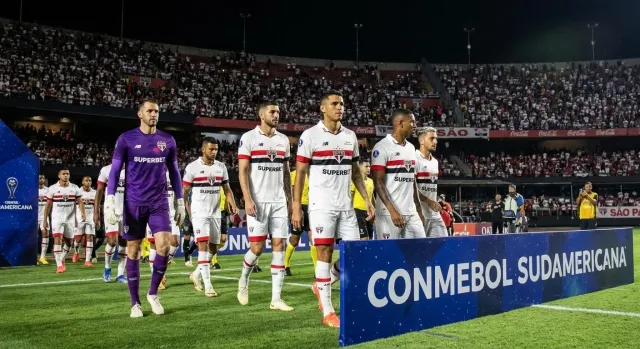 São Paulo llega invicto a cuartos con su nueva defensa de tres