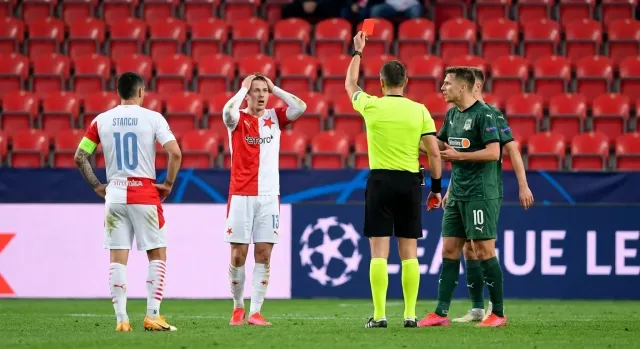 Konečný, expulsado a los 53 segundos en su debut con el Slavia