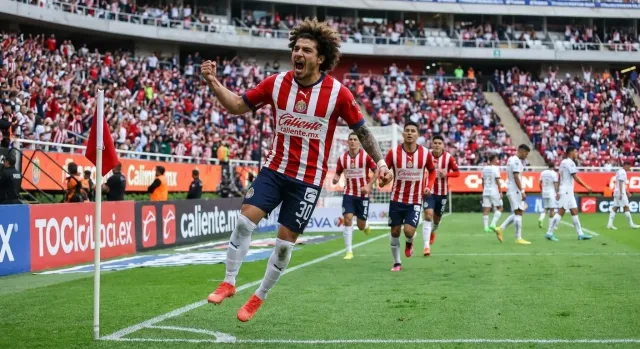 Chivas goleó 3-0 a Pumas y lidera