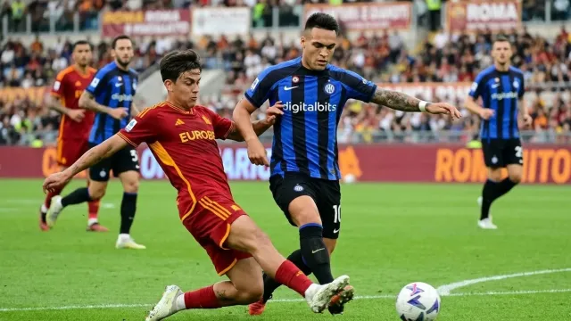 Roma e Inter chocan invictos por el liderato de la Serie A