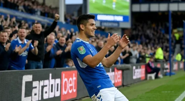 Alcaraz mete a Everton en octavos de la Copa de la Liga