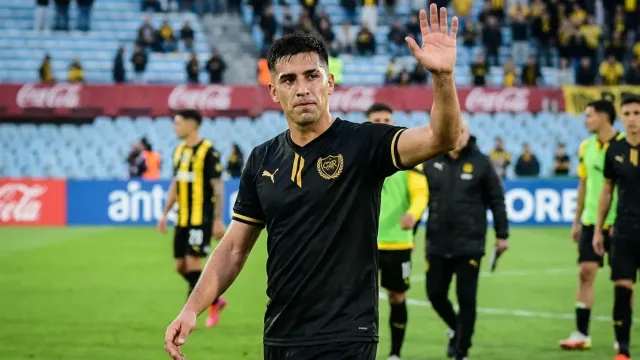 Peñarol lanzó su camiseta especial por sus 135 años