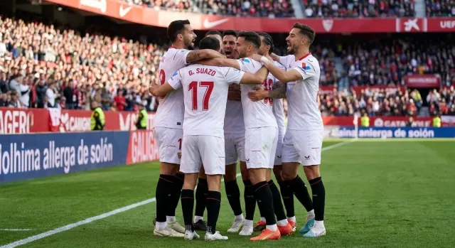 Suazo calla las críticas en el triunfo del Sevilla