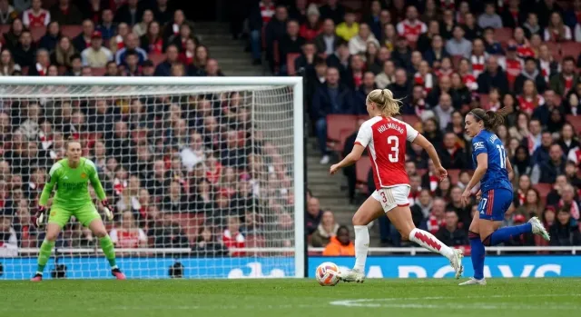 Arsenal draws level with United in stoppage time (1-1)