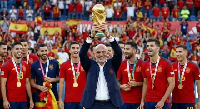 De la Fuente Signs On With Spain Through 2032