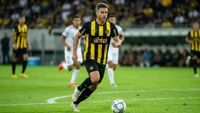 Hernández sets active caps record at Peñarol
