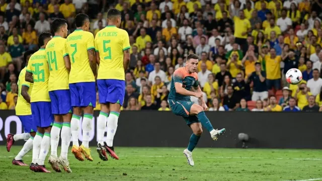 Irankunda anota de tiro libre y Australia empata 1-1 con Brasil