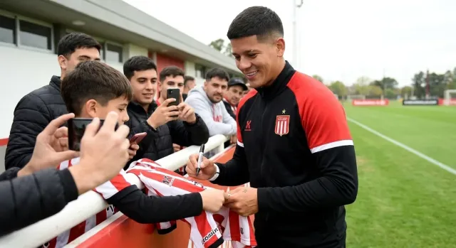 Marcos Rojo back at Estudiantes before signing