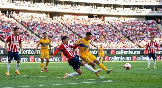 Chivas vs Tigres: key clash at the Akron