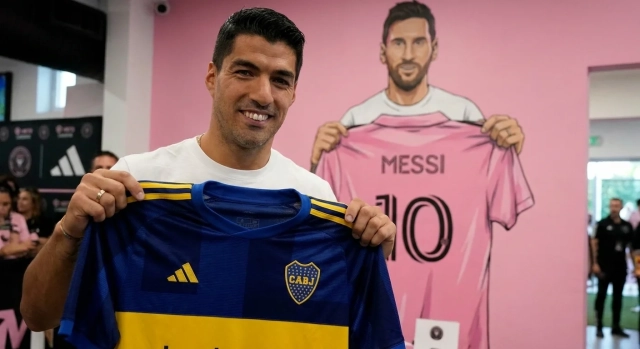Suárez Photographed with Boca Jersey