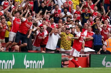 Arsenal golea al Manchester City en el debut de Maresca con un gol de Calafiori a los 25 segundos