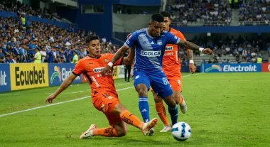 Emelec stumbles out of the gate in the four-team group, falls 2-1 to Libertad at the Capwell