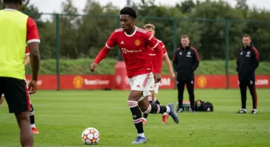 El United y la joya de 15 años JJ Gabriel, en guerra por su primer contrato