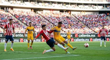 Chivas recibe a Tigres con la urgencia de cortar su mala racha en el Akron