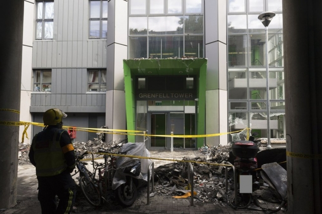 Suben a 79 los muertos por incendio en edificio en Londres
