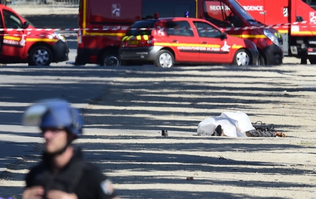 Conductor arremete contra vehículo policial en París; muere