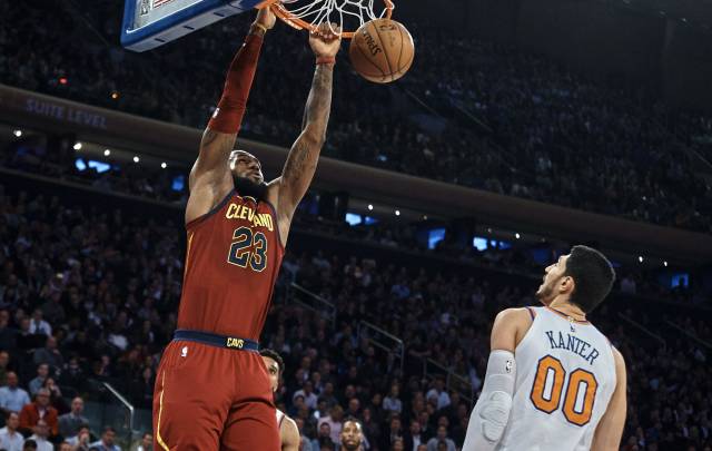 LeBron y Korver dan apurado triunfo a Cavs sobre Knicks