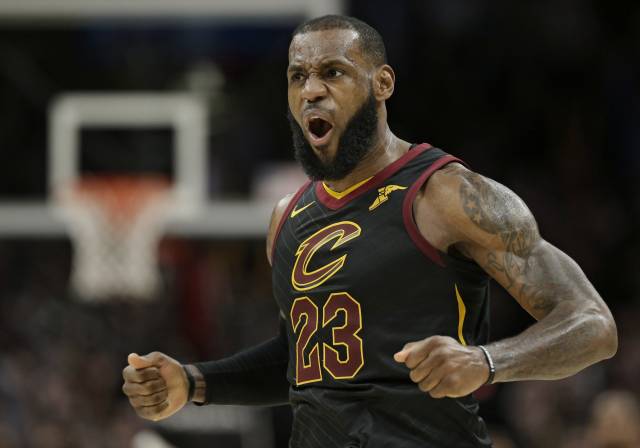 LeBron anota 32 en 13ra victoria seguida de los Cavs