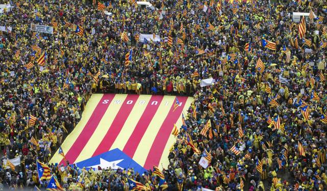 Catalanes se manifiestan en la sede de la Unión Europea