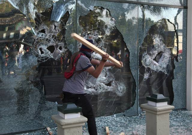 Policías agreden a Zelaya y a Nasralla durante protesta