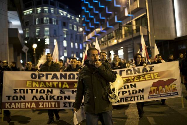 Aumentan protestas contra ejecuciones hipotecarias en Grecia