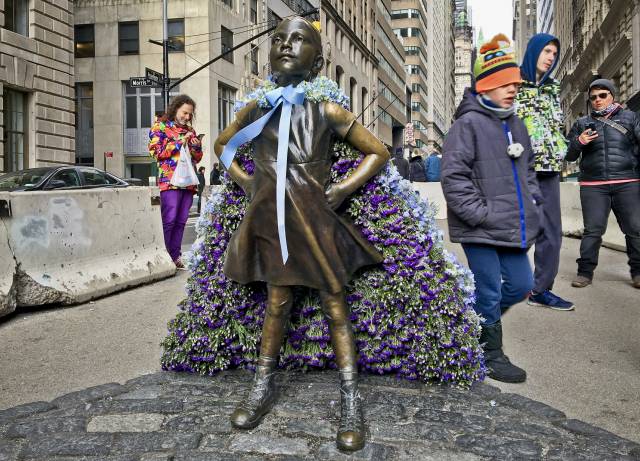 Estatua de niña sin miedo se queda en Nueva York, por ahora