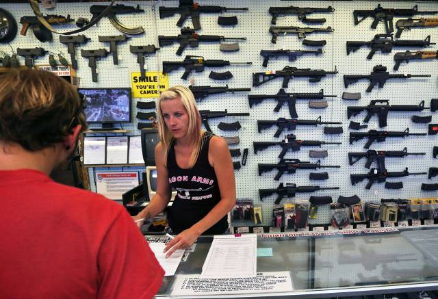 Presenta fallas revisión de antecedentes en compras de armas