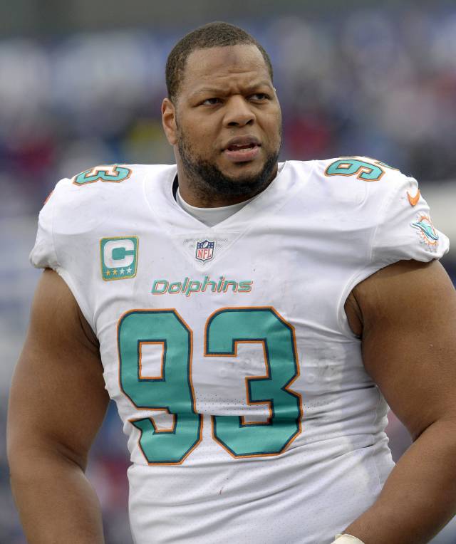 Fuente AP: Dolphins analizan romper relaciones con Suh