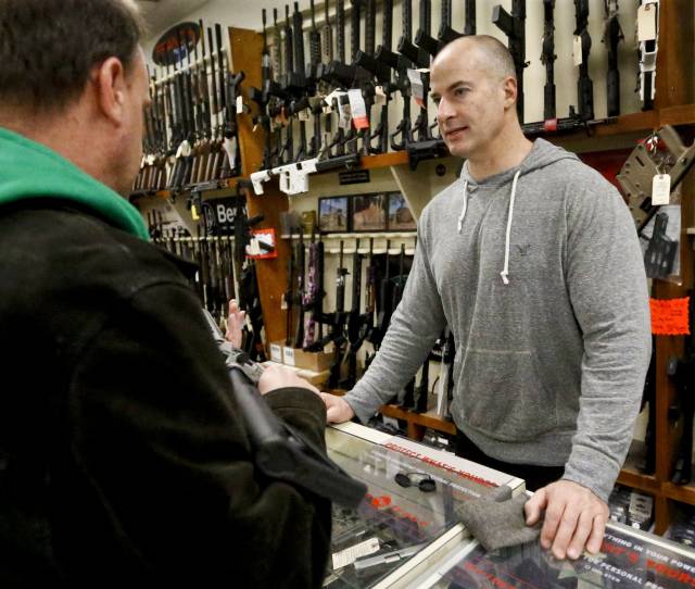 Muchas tiendas en EEUU siguen ofreciendo armas de asalto