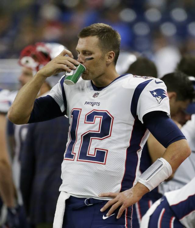 Tom Brady le gana a Stephen Colbert bebiendo cerveza
