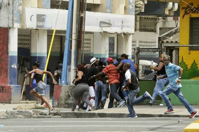 Disturbios y caos en provincia portuaria panameña de Colón
