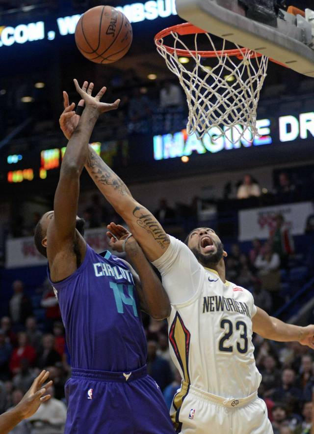 Davis y Pelicans derrotan 119-115 a Hornets