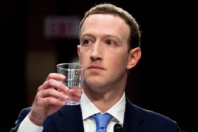 LO ÚLTIMO: Facebook rechaza baja de uso tras escándalo