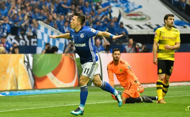 Schalke vence 2-0 al Dortmund y se afianza en el 2do lugar