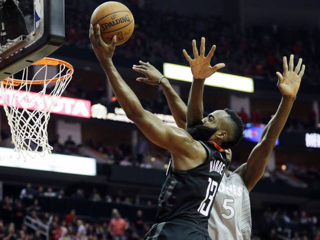 Harden anota 44, Rockets vencen a Wolves 104-101 en playoffs