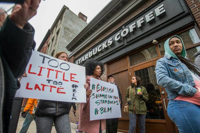 Starbucks capacitará a gerentes sobre “sesgo inconsciente”
