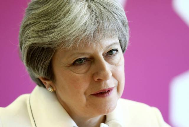 May defiende decisión de atacar a Siria ante legisladores