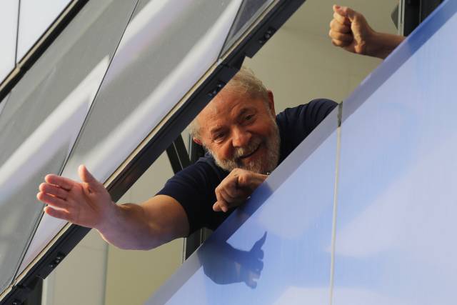 Grupo toma apartamento por el que Lula está en prisión