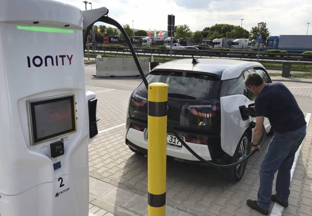 Vehículos eléctricos tendrán estaciones de carga en Europa
