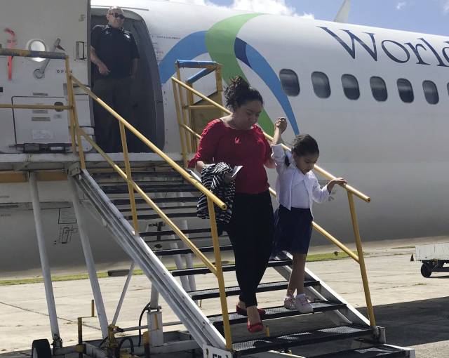 Entre sollozos regresan familias separadas a Guatemala