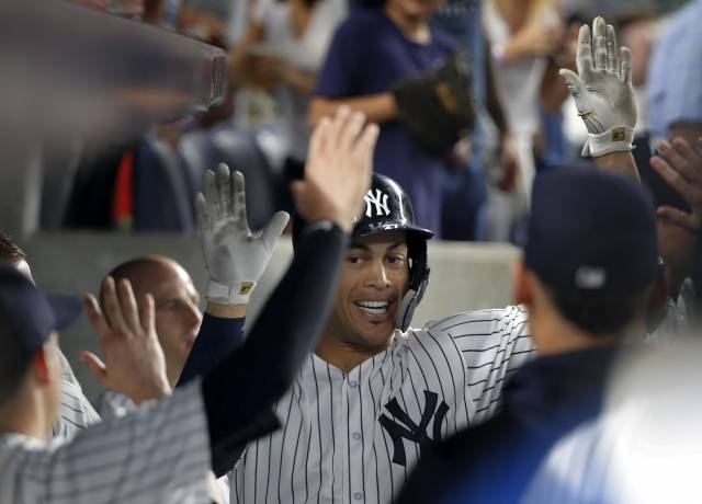 Stanton conecta potente jonrón; Yanquis vencen a Rangers