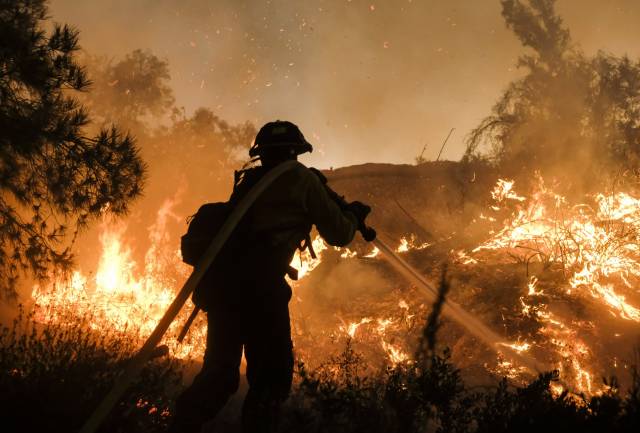 Incendio se acerca a viviendas en el sur de California