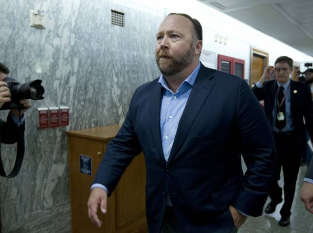 Suspensión de Alex Jones en Twitter genera interrogantes