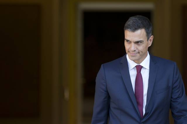España: Sánchez difunde su tesis ante acusaciones de plagio