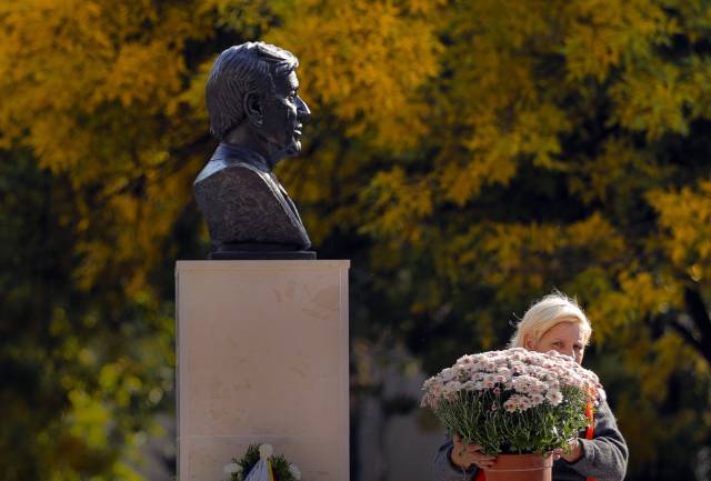 Rumania: Develan busto de Elie Wiesel en Día del Holocausto