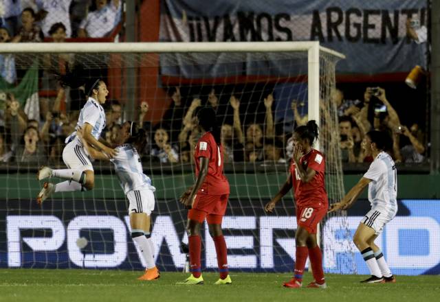 Argentinas golean a panameñas y ponen un pie en Mundial
